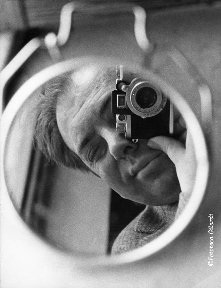 Ando GILARDI (1921-2012), autoritratto allo specchio con la Leica. Era uno degli apparecchi fotografici con cui fu eseguita la campagna fotografica al seguito di Ernesto De Martino. Fotografia di Ando Gilardi, 1957 circa