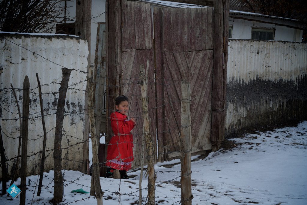 Progetto Jel Tegermen - Bambina kirghisa curiosa e fiera - Città di At-Bashi, Naryn Region, Kyrgyzstan