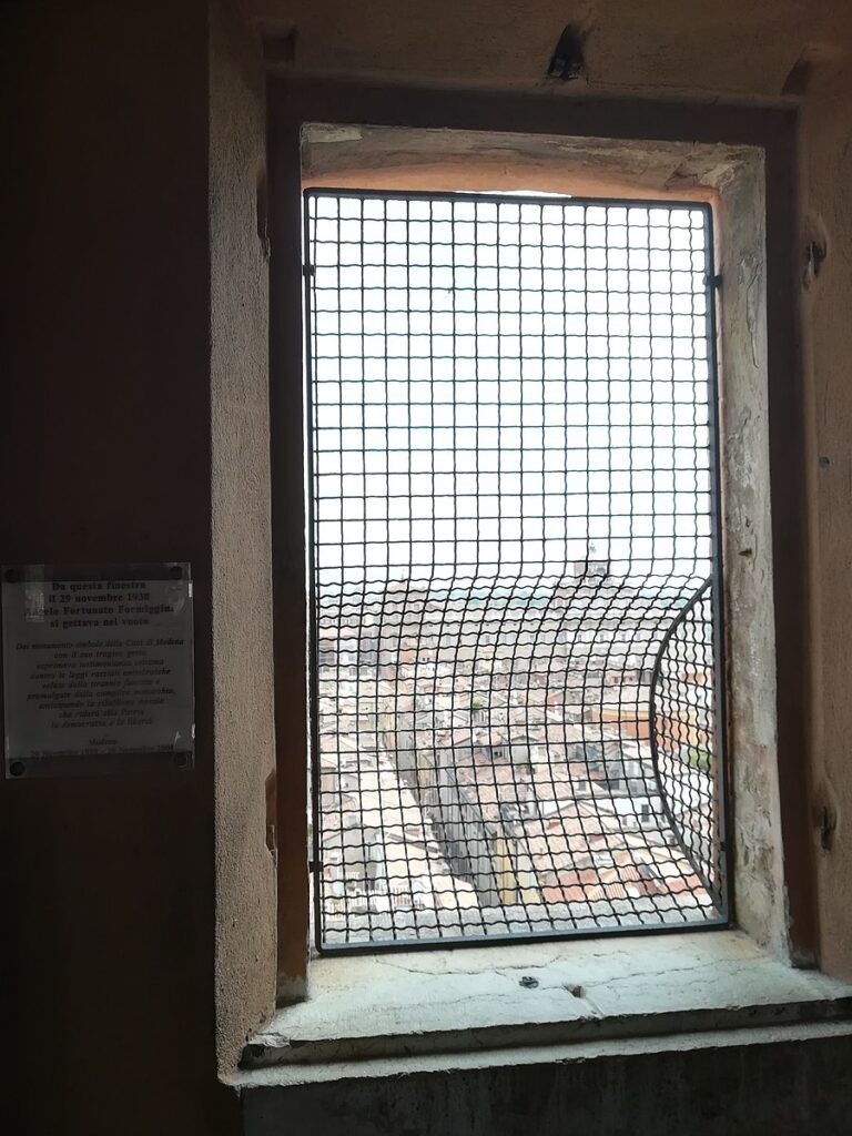 La finestra da cui si gettò Angelo Fortunato Formiggini, sulla Torre Ghirlandina di Modena