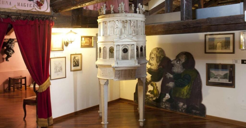 Il Pantoscopio della famiglia Dolfin, tenuto al "Museo del Precinema: collezione Minici-Zotti" di Padova
