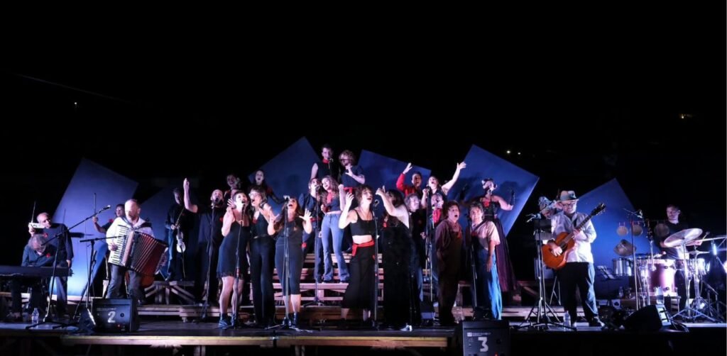 Il Teatro dell'Assedio performa una delle canzoni dello spettacolo Opera Vinca